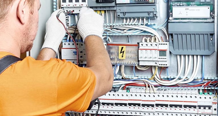 Électricien Baldonedo Bâtiment intervenant sur un tableau électrique