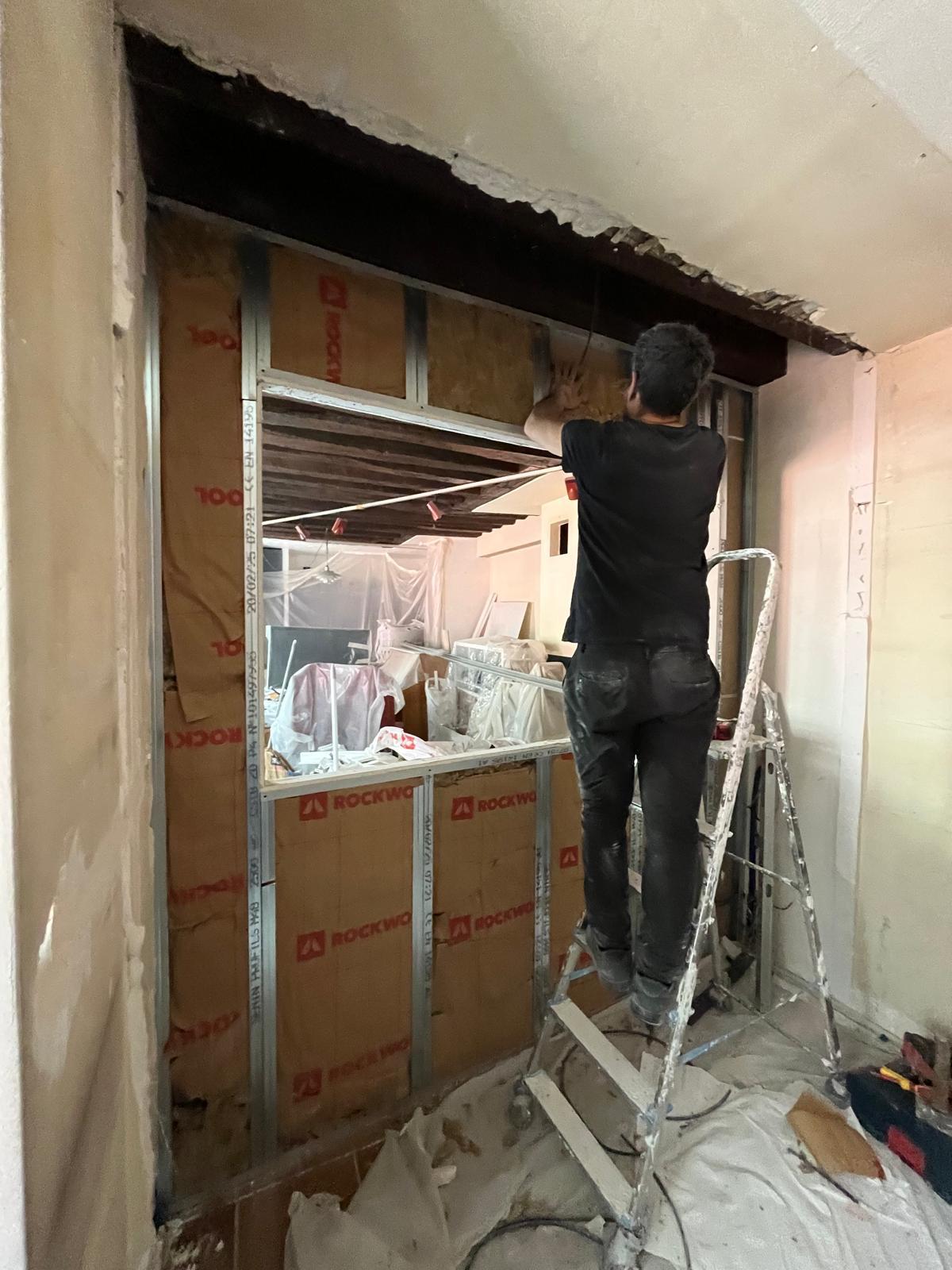 Montage de cloison sur un chantier Baldonedo Bâtiment